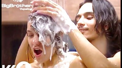 Bruneta în costum sexy face deepthroats un dong lung