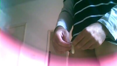 Negru amator fierbinte cu jucăria ei sexuală