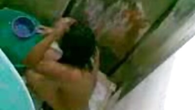 Câteva dintre prietenele mele dolofane își desfășoară picioarele pe canapeaua mea