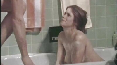 Cuplu excitat face sex în aer liber în tabăra de nudiști