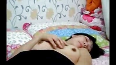 Curva neagră se distrează cu prietenii ei