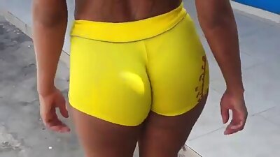 Sesiune de aquafit nud și uscare la soare după aceea, labii lungi și sfârcuri perforate